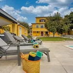 度假居 Charmante Familienvilla Fuer 14 Personen In Der Naehe Von By Interhome 波雷奇