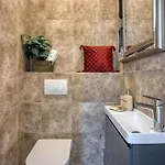 度假居 Charmante Familienvilla Fuer 14 Personen In Der Naehe Von By Interhome *