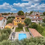 Charmante Familienvilla Fuer 14 Personen In Der Naehe Von By Interhome 波雷奇