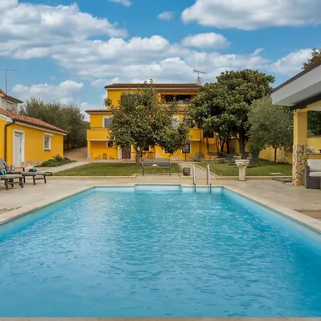 Charmante Familienvilla Fuer 14 Personen In Der Naehe Von By Interhome 度假居