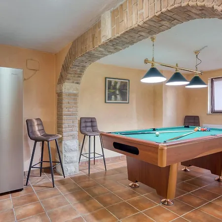 度假居 Charmante Familienvilla Fuer 14 Personen In Der Naehe Von By Interhome