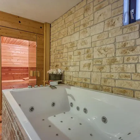 Charmante Familienvilla Fuer 14 Personen In Der Naehe Von By Interhome * Porec