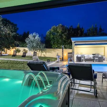 Charmante Familienvilla Fuer 14 Personen In Der Naehe Von By Interhome Tatil Evi Poreč