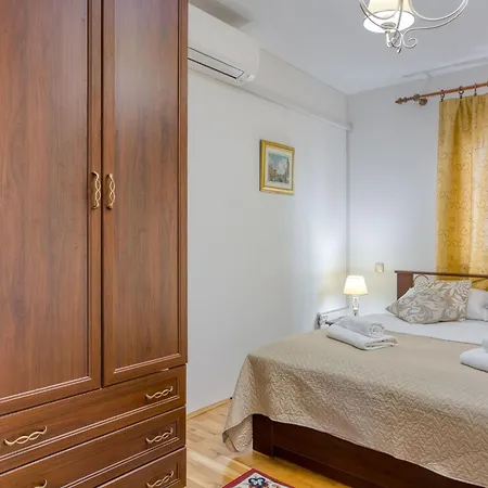 Charmante Familienvilla Fuer 14 Personen In Der Naehe Von By Interhome Porec