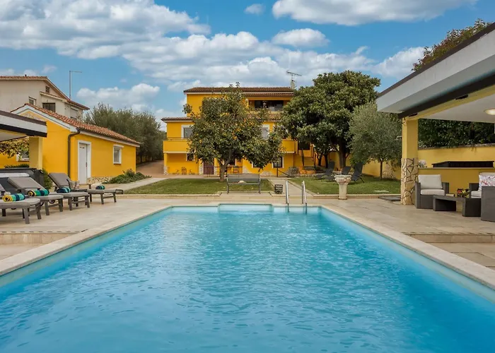 Charmante Familienvilla Fuer 14 Personen In Der Naehe Von By Interhome Tatil Evi