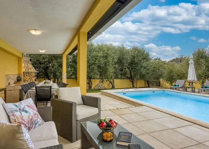 Charmante Familienvilla Fuer 14 Personen In Der Naehe Von By Interhome Porec