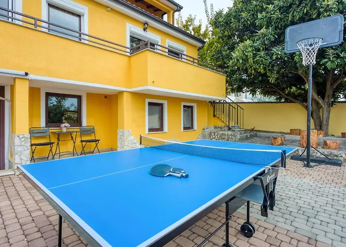 Charmante Familienvilla Fuer 14 Personen In Der Naehe Von By Interhome Tatil Evi Poreč