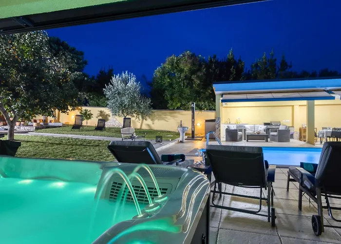 Charmante Familienvilla Fuer 14 Personen In Der Naehe Von By Interhome Tatil Evi Poreč