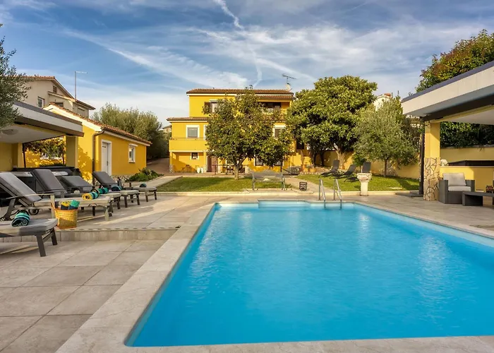 Charmante Familienvilla Fuer 14 Personen In Der Naehe Von By Interhome Tatil Evi