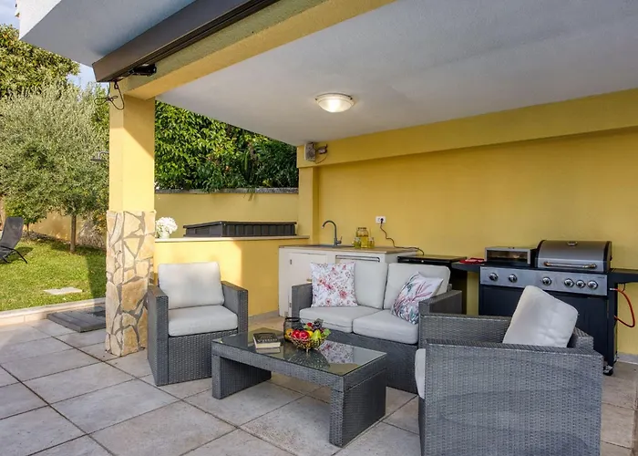 Charmante Familienvilla Fuer 14 Personen In Der Naehe Von By Interhome * Porec