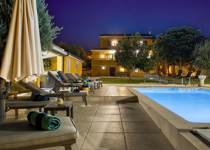 Charmante Familienvilla Fuer 14 Personen In Der Naehe Von By Interhome Tatil Evi Poreč