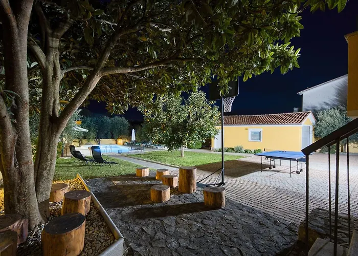 Charmante Familienvilla Fuer 14 Personen In Der Naehe Von By Interhome * Poreč