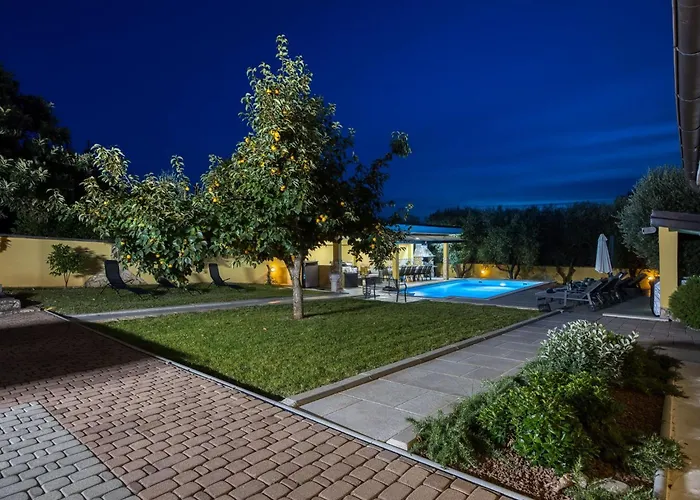 Charmante Familienvilla Fuer 14 Personen In Der Naehe Von By Interhome *