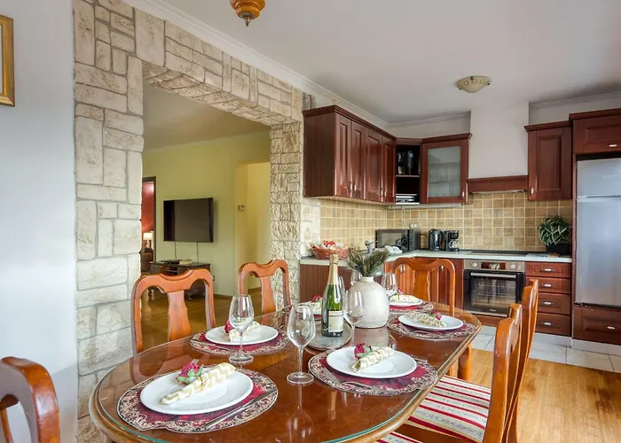 Charmante Familienvilla Fuer 14 Personen In Der Naehe Von By Interhome Tatil Evi *