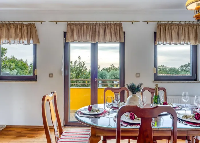 Charmante Familienvilla Fuer 14 Personen In Der Naehe Von By Interhome *