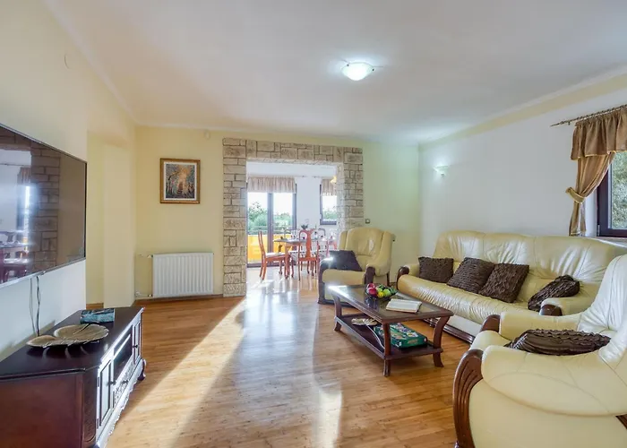 Charmante Familienvilla Fuer 14 Personen In Der Naehe Von By Interhome Tatil Evi