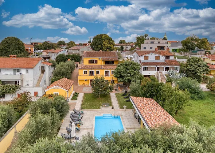 Charmante Familienvilla Fuer 14 Personen In Der Naehe Von By Interhome Porec