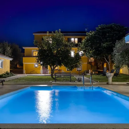 Charmante Familienvilla Fuer 14 Personen In Der Naehe Von By Interhome 別荘 *