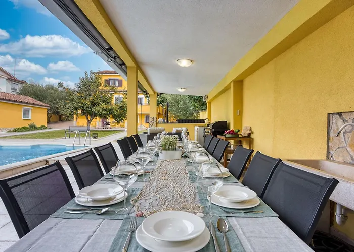 別荘 Charmante Familienvilla Fuer 14 Personen In Der Naehe Von By Interhome *