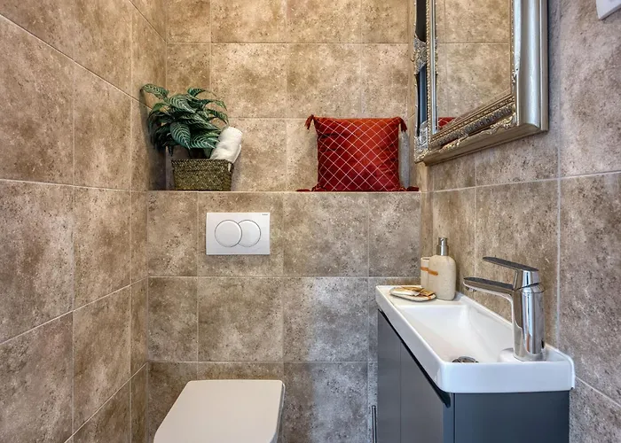 別荘 Charmante Familienvilla Fuer 14 Personen In Der Naehe Von By Interhome *